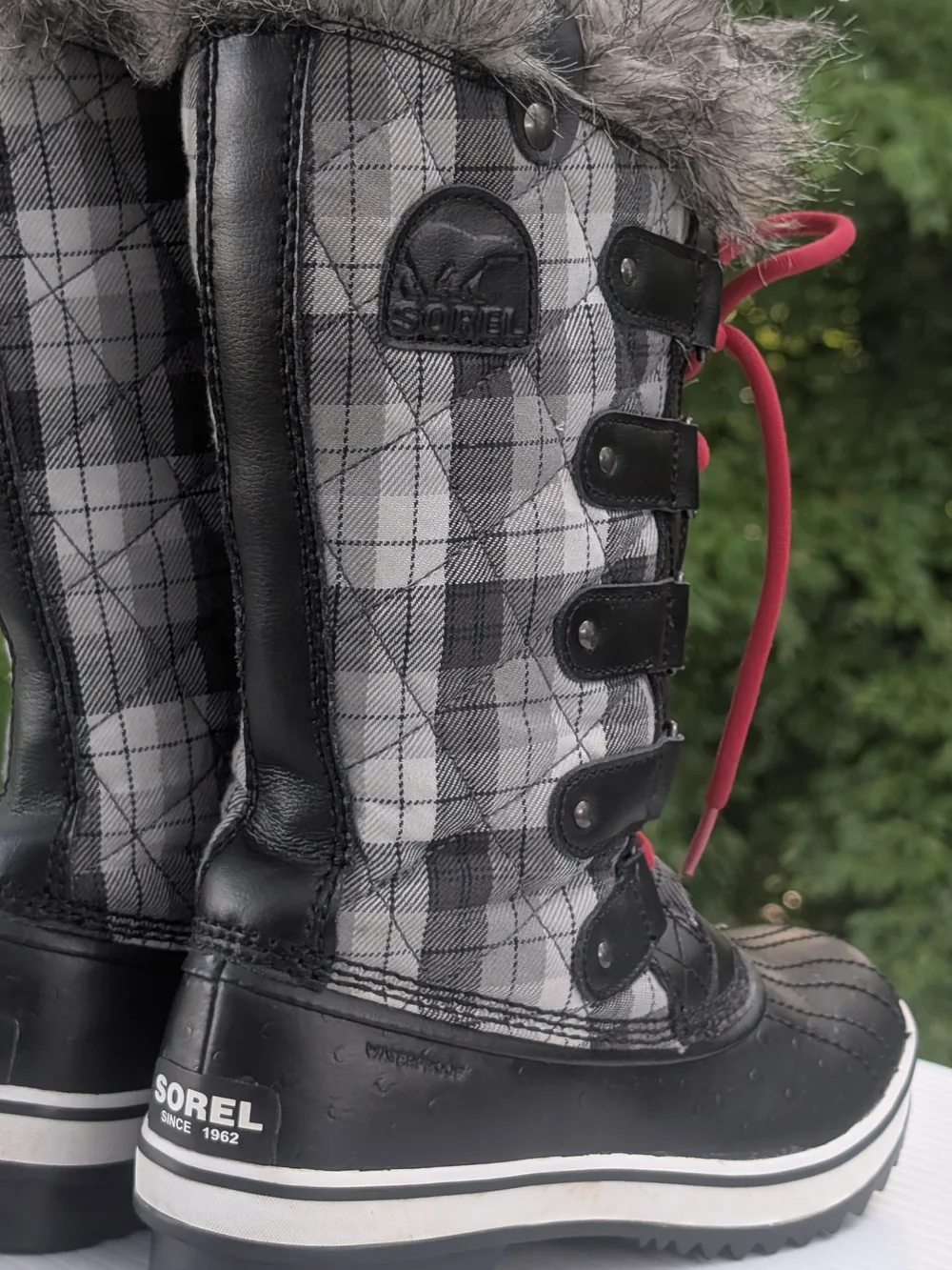 Sorel Girls Kids Black Snow Boots with Red Laces 6